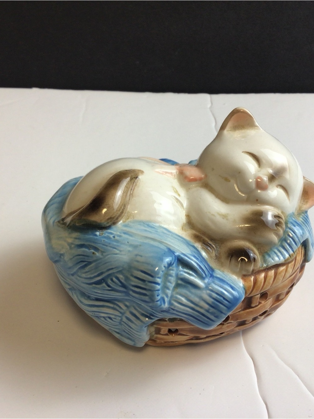 1983 Avon ceramic sleeping cat in a laundry basket potpourri holder